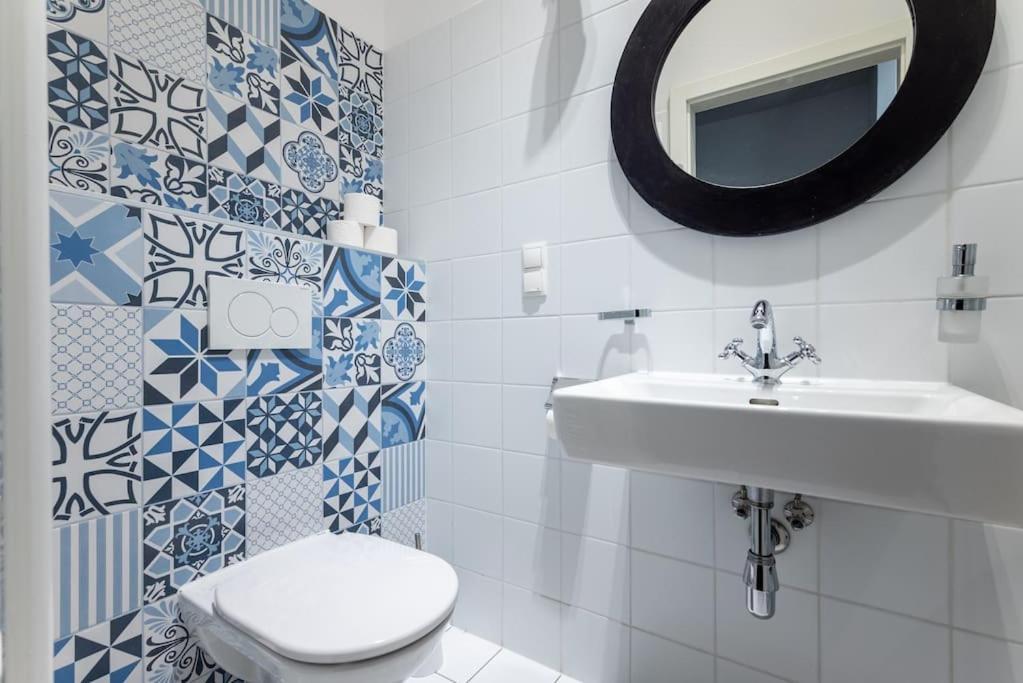 Compact Near Center By Hm * Wien